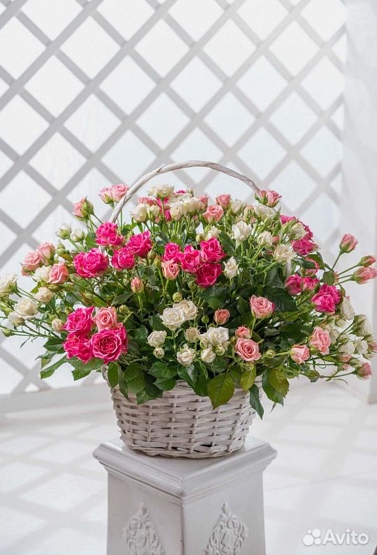Корзинка с кустовой розой купить на Зозу.ру - фотография № 2