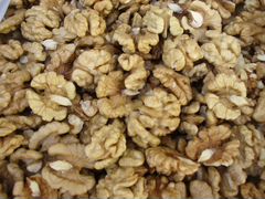 Очищенные золотистые грецкие орехи