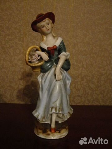 Статуэтки фарфоровые разные