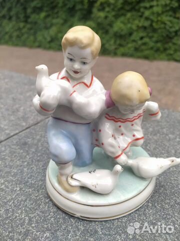 Фарфоровая статуэтка Дети кормят голубей