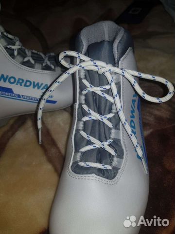 Ботинки и палки для беговых лыж