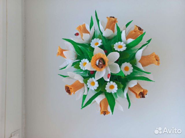 Весенняя композиция с конфетами