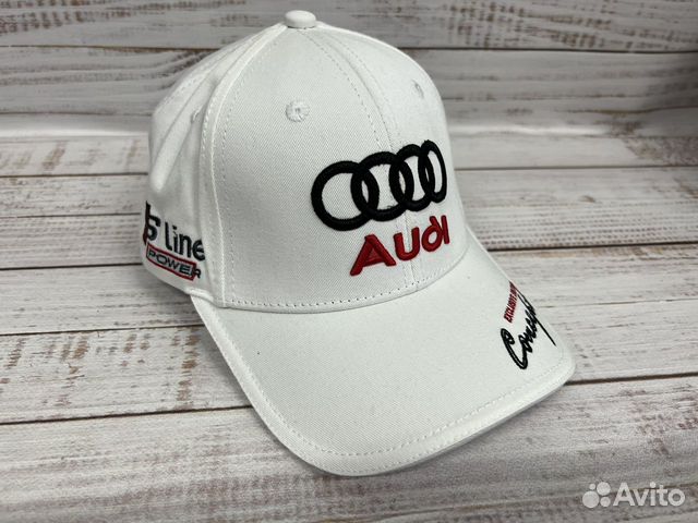 Ауди кепка с логотипом белая