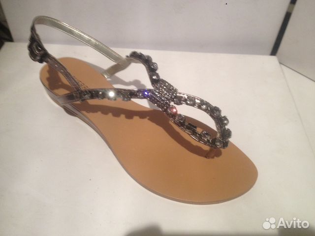 Новые босоножки со стразами