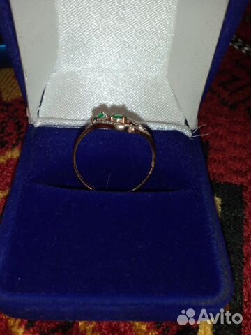 Золотое кольцо с бриллиантами и изумрудами Золотое кольцо с бриллиантами и изумрудами