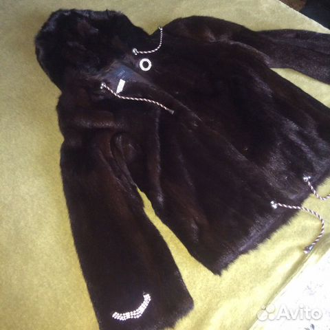 Короткая норковая шуба с капюшоном