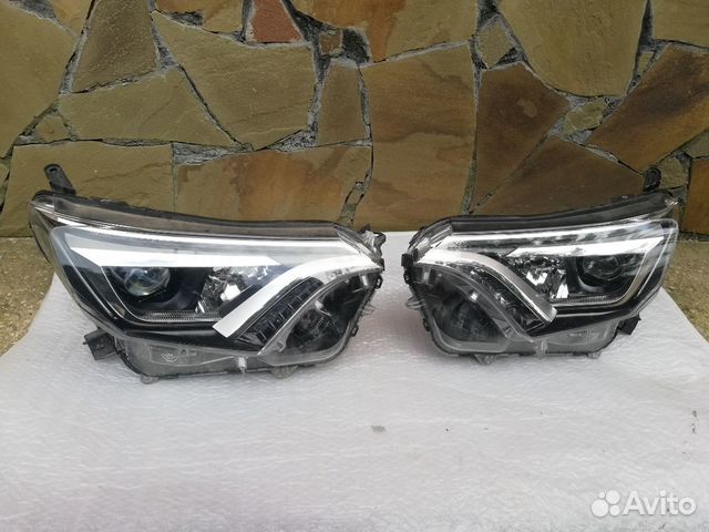 Toyota RAV4 Фара передняя левая Toyota RAV4 Фара передняя левая