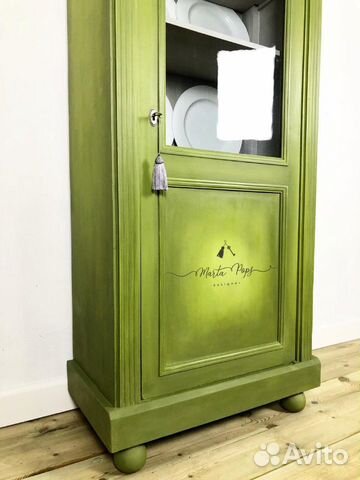 Зеленый антикварный шкаф