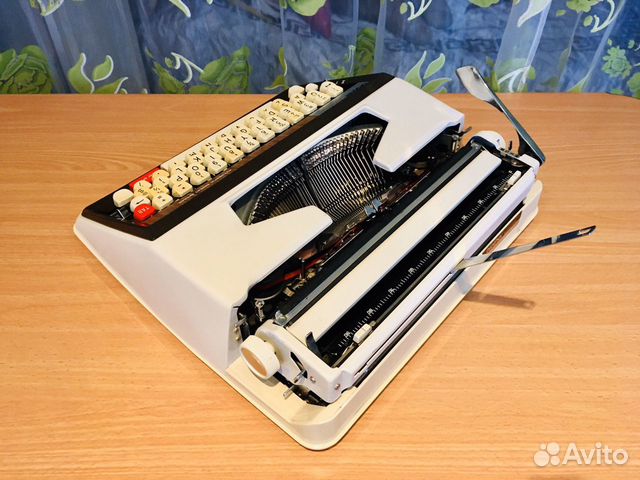 Печатная (Пишущая) машинка «Brother De Luxe 1350» Печатная (Пишущая) машинка «Brother De Luxe 1350»