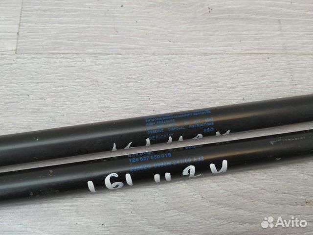 Амортизаторы багажника 1Z5827550 Skoda Octavia (A5 Амортизаторы багажника 1Z5827550 Skoda Octavia (A5