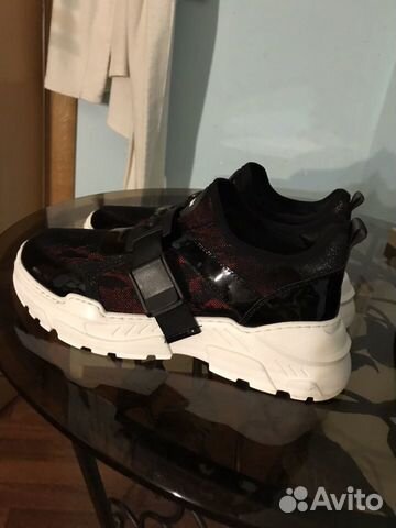 Продам кроссовки Abricot