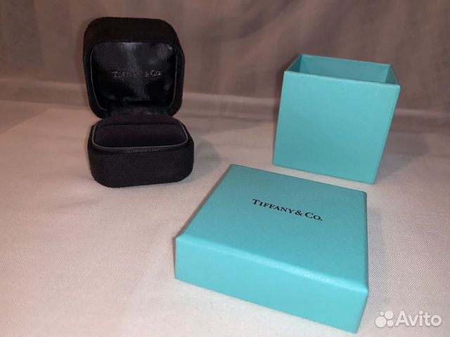 Коробочка Tiffany и бархатный футляр. Оригинал Коробочка Tiffany и бархатный футляр. Оригинал