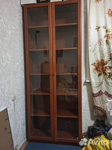 Стеллаж со стеклянными дверцами