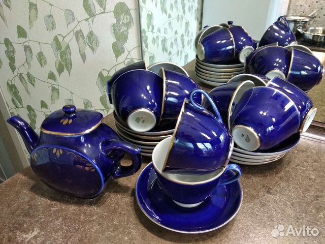 Чайник, чашки с блюдцами