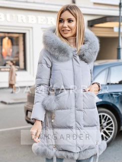 Серое пуховое пальто с мехом