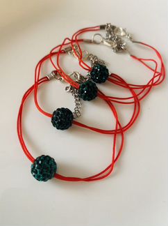 Браслет шамбала, цвет зеленый, красная нить
