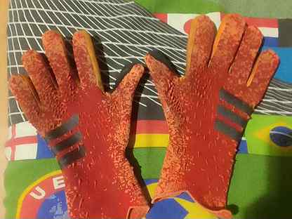 Футбольные перчатки Adidas Predator красные
