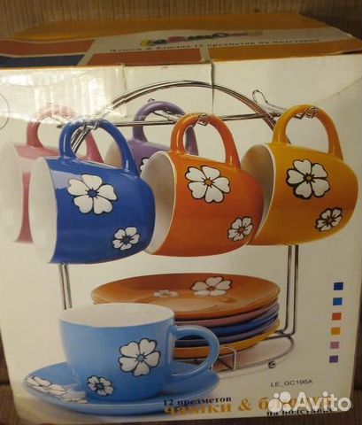 Набор чашек с блюдцами на подставке