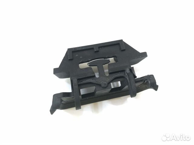 Кронштейн правый Volkswagen Touareg