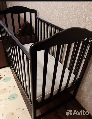 Детская кроватка с маятником