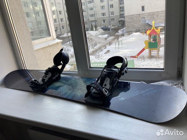Сноуборд с креплениями и ботинками