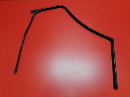 Уплотнитель стекла двери задний правый Peugeot 307