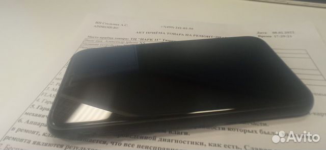 Поклейка защитного стекла на iPhone