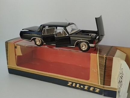 Модель автомобиля 1:43