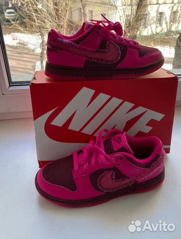 Nike Dunk Low Valentine’s Day pink