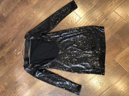 Расшитое пайетками чёрное платье с открытой спиной