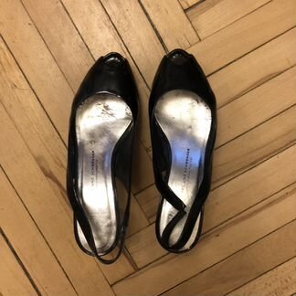 Лакированные босоножки