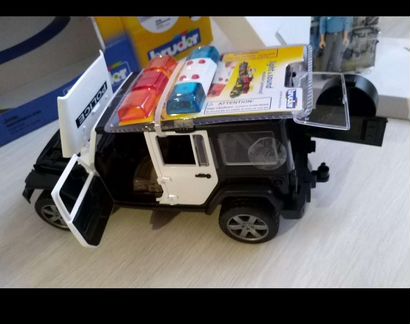 Bruder полицейский джип с фигуркой