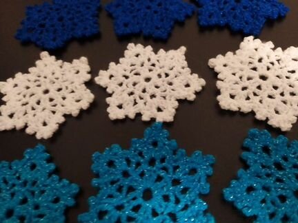 Снежинки вязаные, игрушки