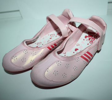 Adidas Новые спортивные туфли.стелька 20 см