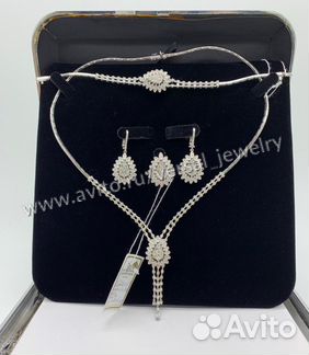 Роскошный гарнитур с бриллиантами из белого золота