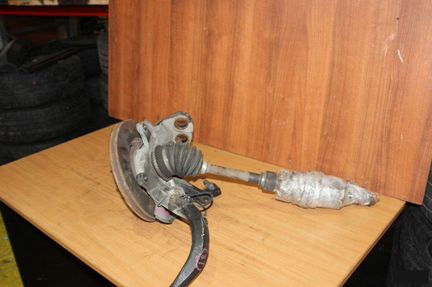 Поворотный кулак передний левый Mazda Atenza GGS3