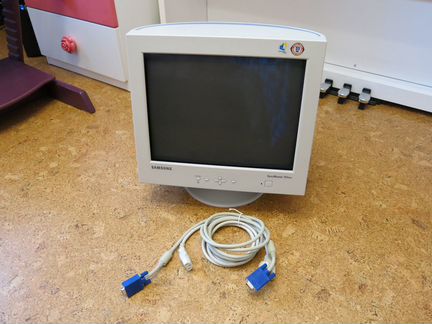 Samsung SyncMaster 757DFX с RGB/BNC, USB, D-sub
