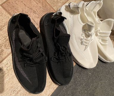Новые кроссовки 41 размер белые и черные