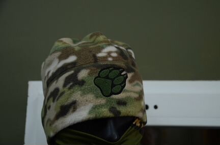 Флисовая шапка в мультикаме с лапой волка