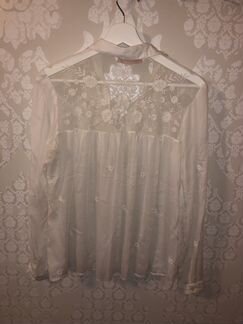 Блузка белая с кружевной вставкой