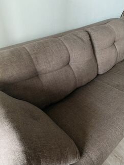 Прямой диван с кожаными подлокотниками