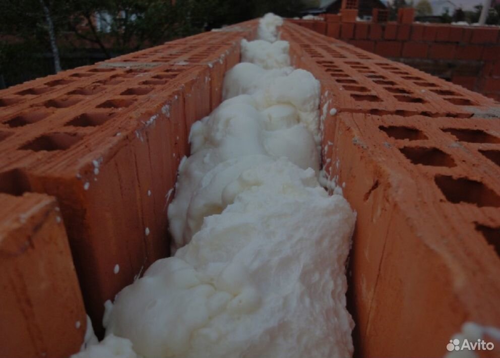 Заполнение пустот в стенах пеной