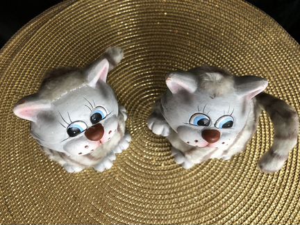 Две фигурки котов пушистых