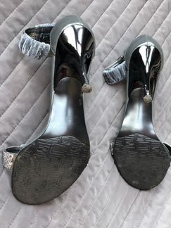 Босоножки серые со стразами