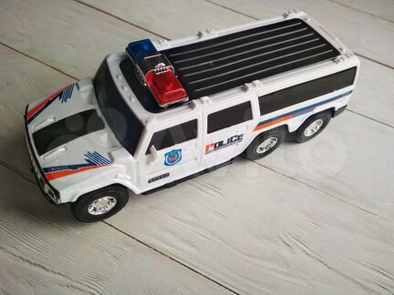 Игрушечный полицейский автомобиль
