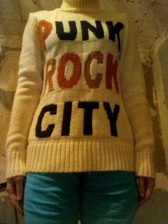 Белый свитер