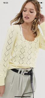 Джемпер с квадратным вырезом и шишечками