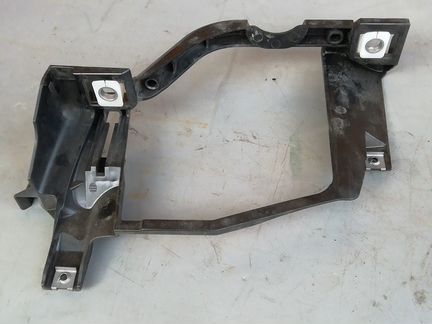 Kpонштейн фары пpавый BMW E60