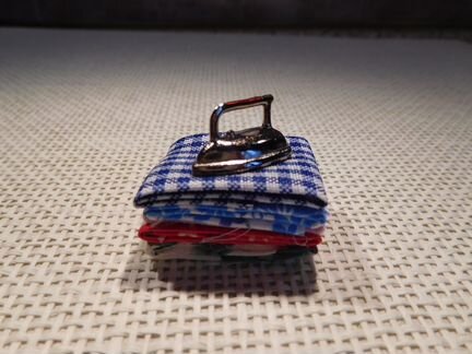 Утюжок на стопке белья для куколки