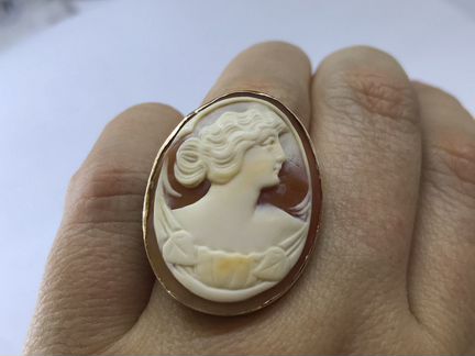 Золотое кольцо с натуральной винтажной камеей. 585